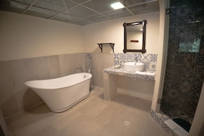 Standard Triple Room, Balcony | Bathroom | Shower, hair dryer, bidet, towels - YARINA Eco Lodge (Taracoa)