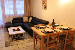 Comfort appartement, uitzicht op bergen, op benedenverdieping (100 CHF Cleaning Fee) | Woonruimte | Flatscreentelevisie