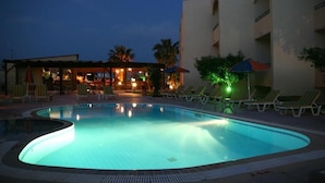 Outdoor pool, sun loungers - Sevastos Studios (Rhodes)