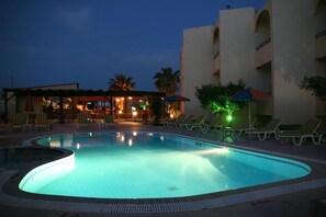 Piscine extérieure, chaises longues