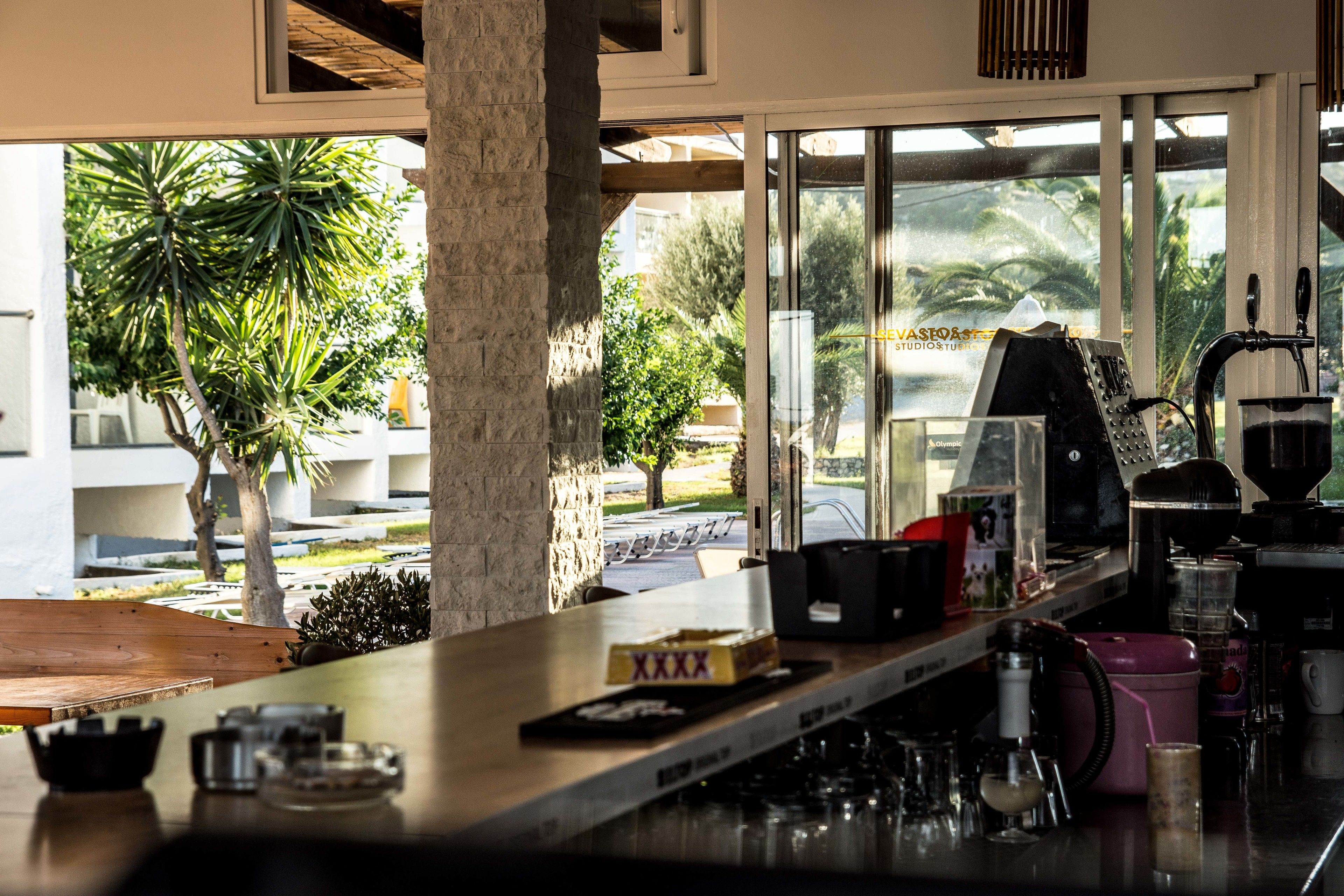 Bar tepi kolam renang