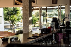 Bar junto a la alberca