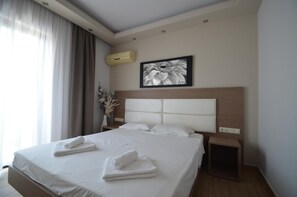 Free cribs/infant beds, WiFi, bed sheets - Sevastos Studios (Rhodes)