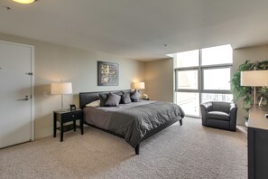 1 soverom, sengetøy av topp kvalitet, skrivebord og strykejern/-brett