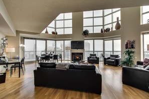 Penthouse 1 | リビングルーム | 薄型テレビ、暖炉