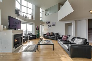 Penthouse 1  | Oppholdsområde | Flatskjerm-TV og peis