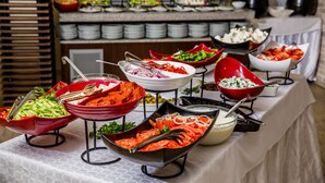 Una mesa de buffet con diferentes alimentos y utensilios.
