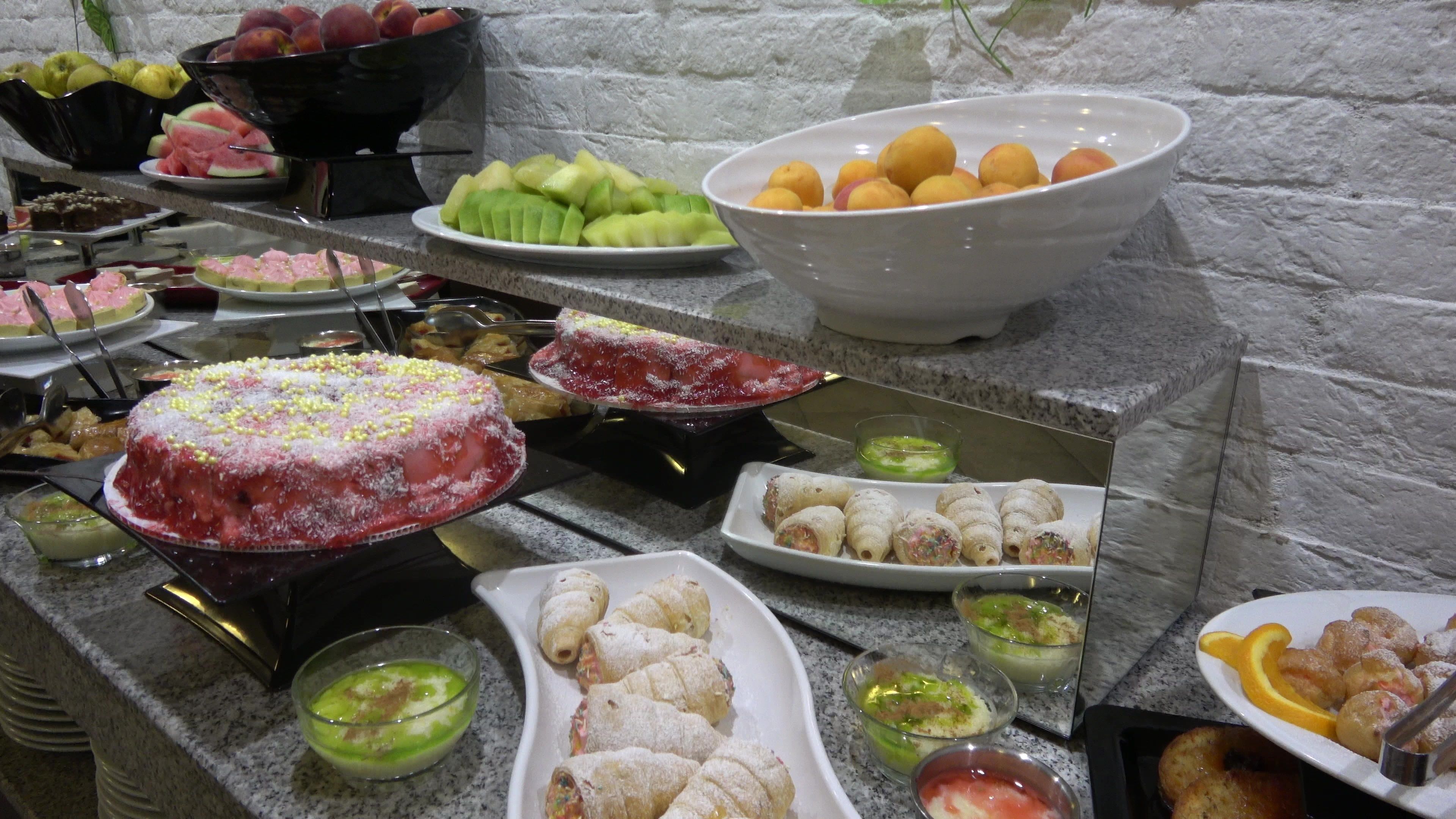 Serveert ontbijt, diner, internationale gerechten, tuinzicht 