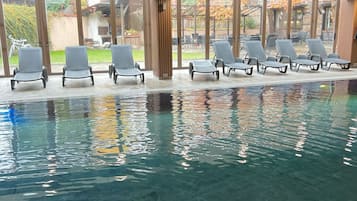 Innenpool, Liegestühle