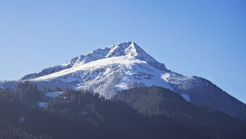Una montaña nevada con cielo despejado.