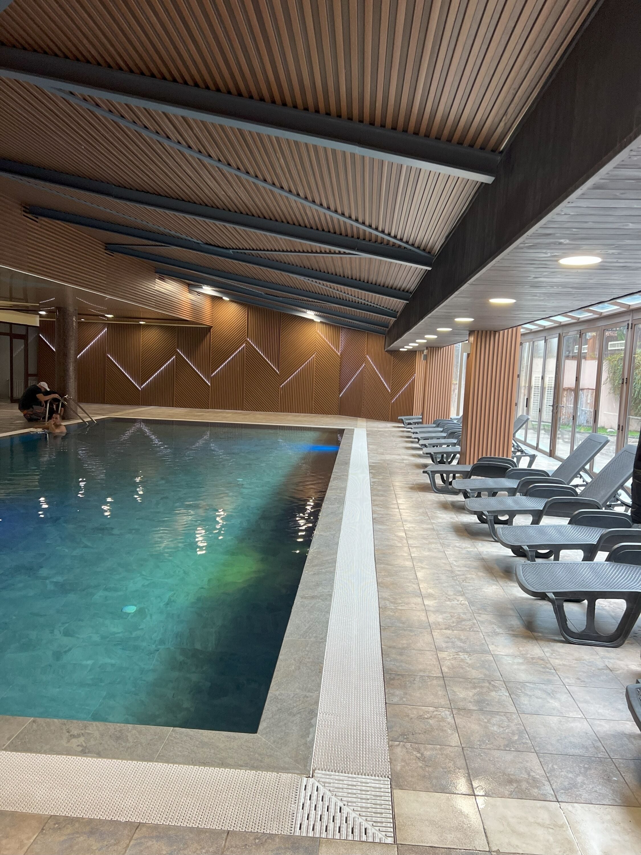 室內泳池；躺椅