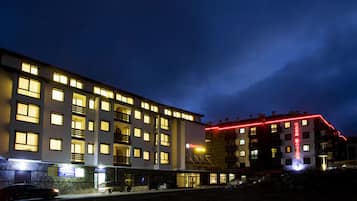 Fassade der Unterkunft – Abend/Nacht