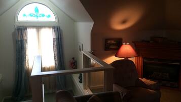 Romantic Suite, 1 King Bed with Sofa bed | Iron/ironing board, free WiFi, bed sheets