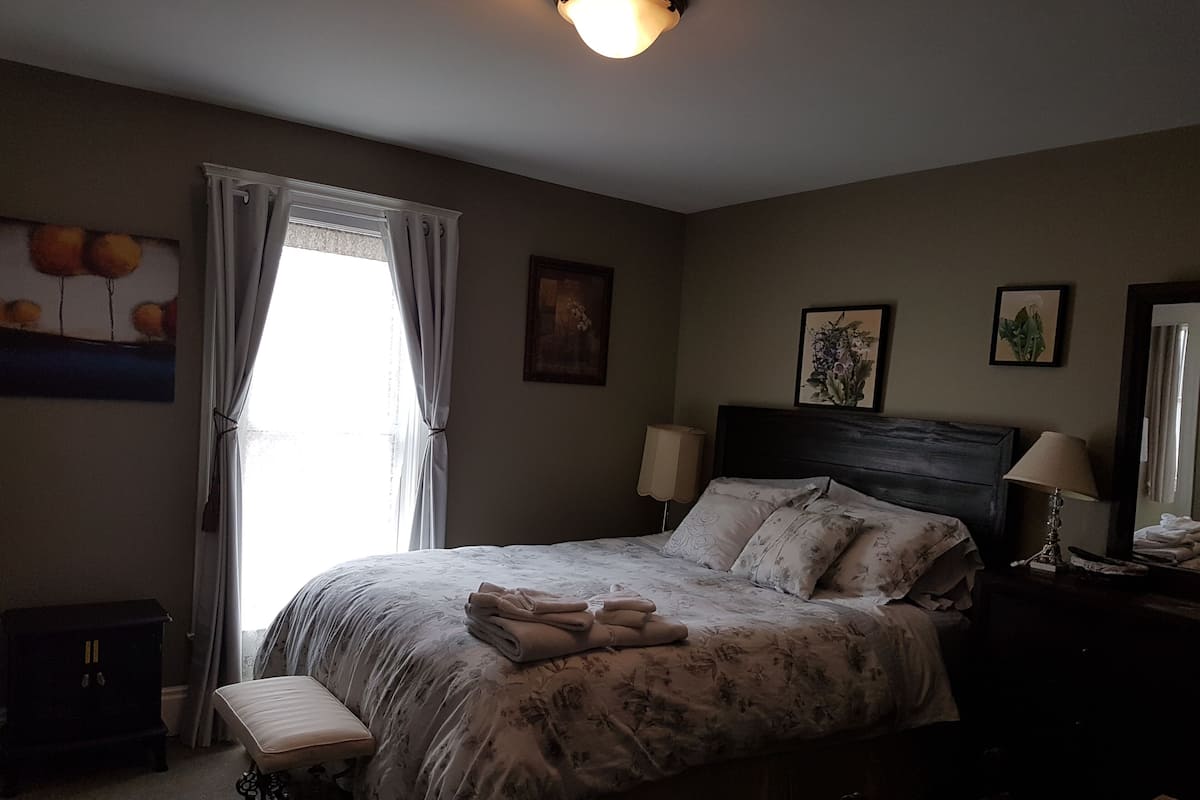 Standard Room, 1 Queen Bed | Iron/ironing board, free WiFi, bed sheets