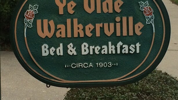 Opastekyltti, jossa lukee ”Ye Olde Walkerville Bed & Breakfast”, ja joka kertoo, että majatalo on ollut toiminnassa noin vuodesta 1903 lähtien.