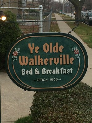Letrero de Ye Olde Walkerville Bed & Breakfast, indicando que funciona desde aproximadamente 1903.