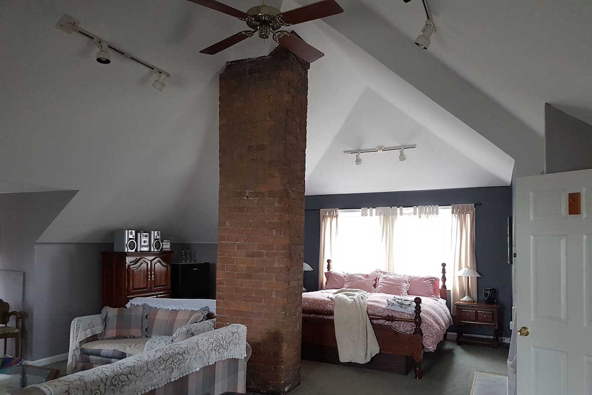 Romantic Suite, 1 King Bed with Sofa bed | Iron/ironing board, free WiFi, bed sheets