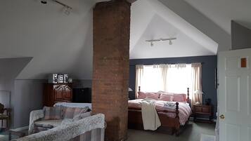 Romantische Suite, 1 King-Bett und Schlafsofa | Bügeleisen/Bügelbrett, kostenloses WLAN, Bettwäsche