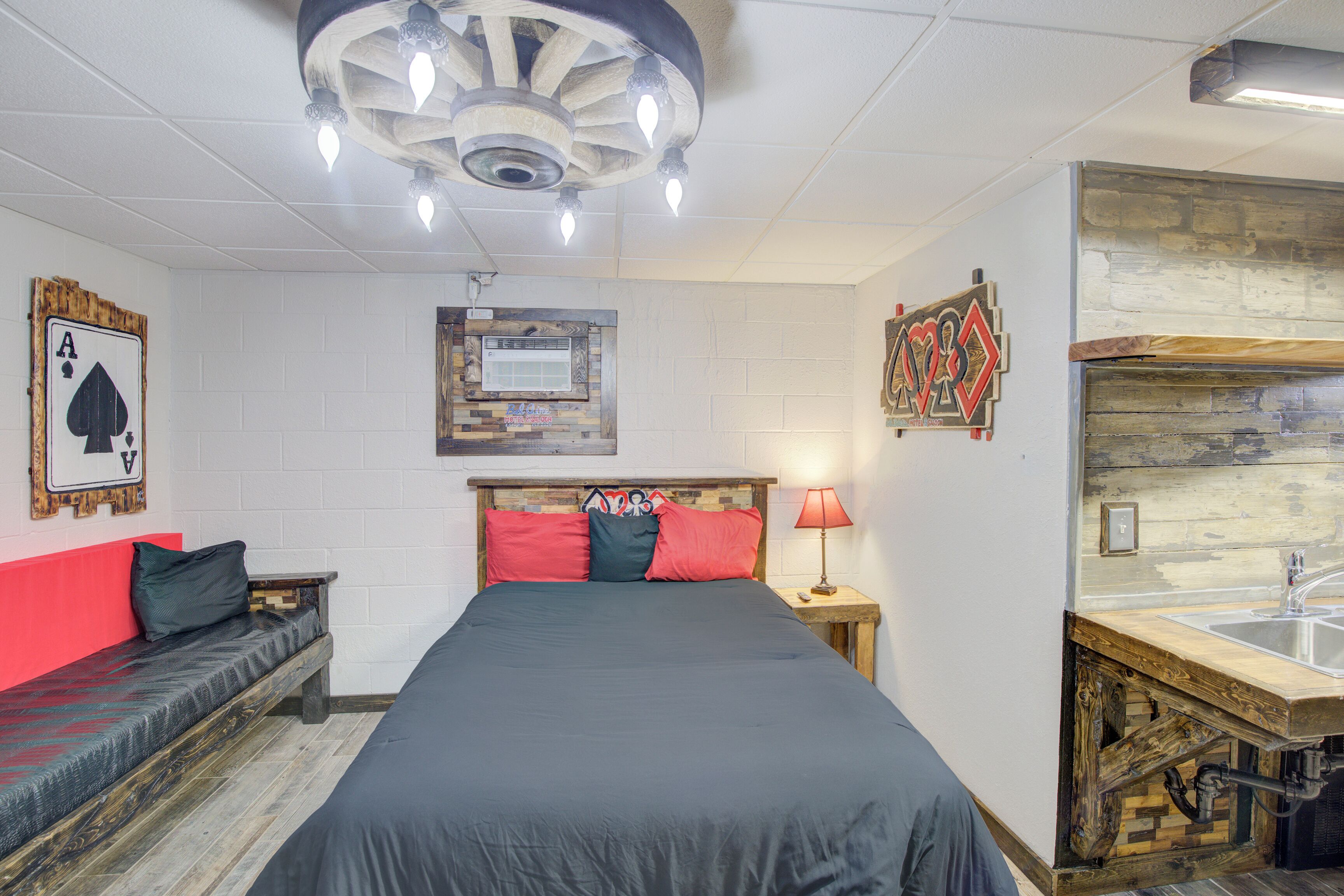 客房, 非吸煙房 (1 Queen Bed & 2 Twin Beds) | 書桌、熨斗/熨衣板、免費無線上網、床單