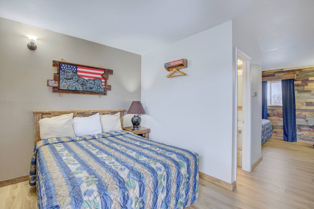 룸 (2 Full Beds with 1 Twin Bed) | 책상, 다리미/다리미판, 무료 WiFi, 침대 시트