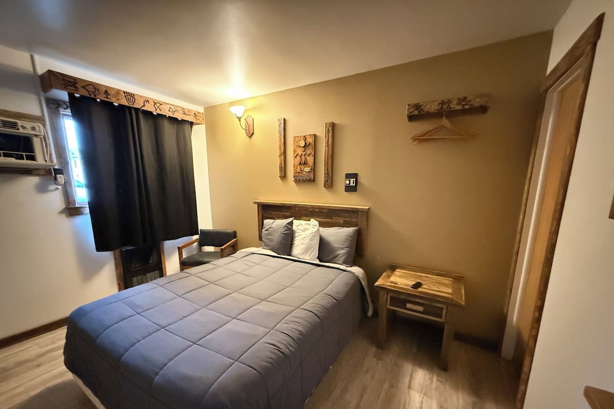 Escritorio, tabla de planchar con plancha, wifi gratis y ropa de cama