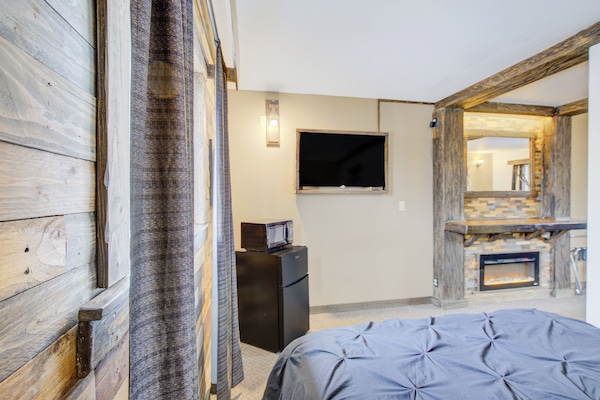 Room, 2 Queen Beds, Non Smoking | Desk, iron/ironing board (on request), WiFi (free), bed sheets