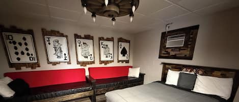 Escritorio, tabla de planchar con plancha, wifi gratis y ropa de cama