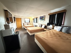 Habitación (3 Queen Bed) | Escritorio, tabla de planchar con plancha, wifi gratis y ropa de cama