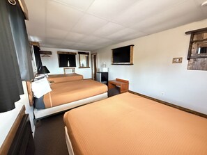 Rum (3 Queen Bed) | Skrivbord, strykjärn/strykbräda, gratis wi-fi och sängkläder