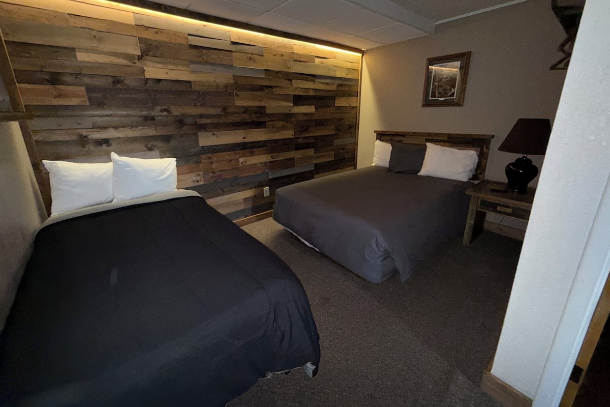 Habitación, 2 camas matrimoniales, para no fumadores | Escritorio, tabla de planchar con plancha, wifi gratis y ropa de cama