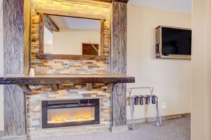 Escritorio, tabla de planchar con plancha, wifi gratis y ropa de cama 