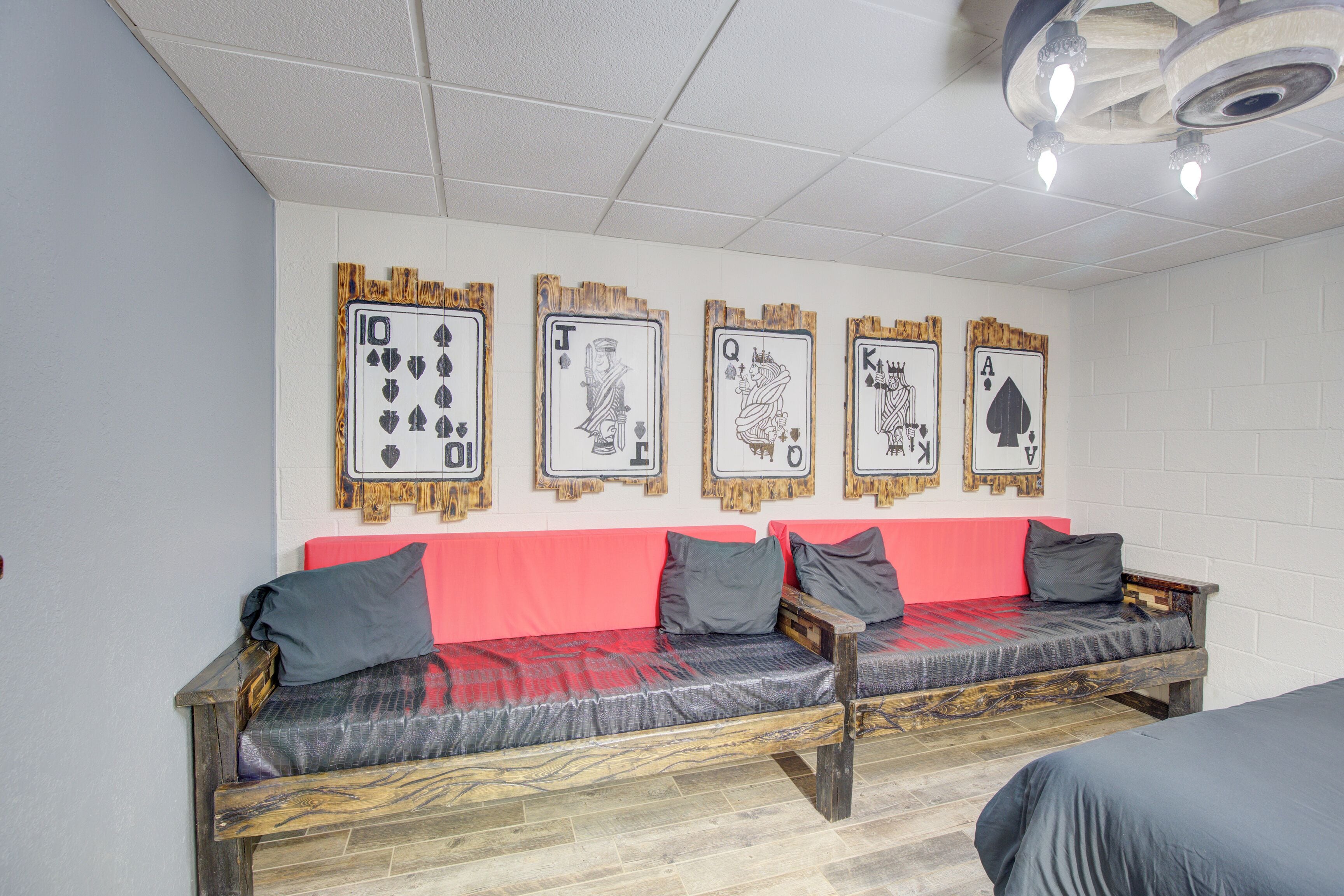Room, Non Smoking (1 Queen Bed & 2 Twin Beds) | Desk, iron/ironing board, free WiFi, bed sheets