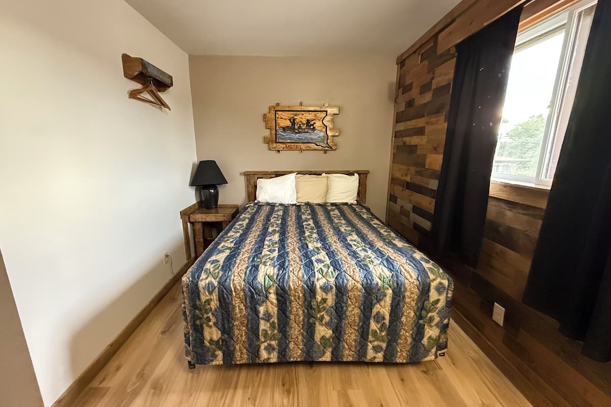 Habitación, 2 camas Queen size, para no fumadores | Escritorio, tabla de planchar con plancha, wifi gratis y ropa de cama