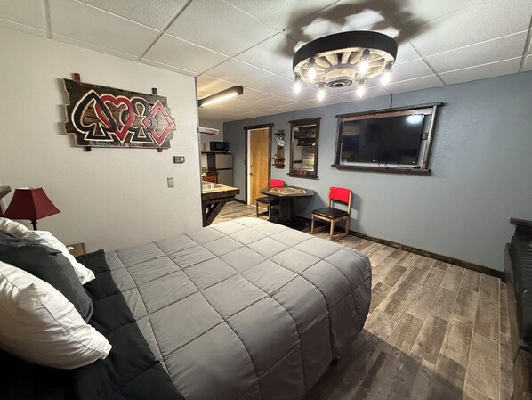 Desk, iron/ironing board, free WiFi, bed sheets - Hotel O Bel Aire Chamberlain SD I 90 (Chamberlain)