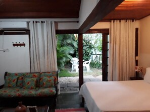 Quarto Familiar Superior (Vista Piscina) | Frigobar, individualmente decorados, cortinas blackout