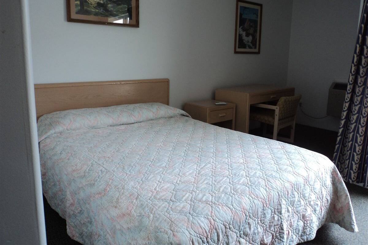 Standard Room, 1 Queen Bed | In-room safe, free WiFi