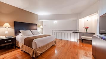 Suite Senior | 1 habitación, caja de seguridad en la habitación y escritorio