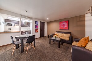 Suite Senior | Living area | TV - Suites Teca Once (Naucalpan)