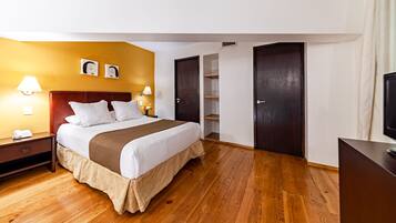 Suite Senior | Banheiro | Chuveiro, produtos de toalete grátis, toalhas de banho