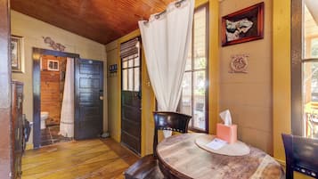 Bungalow estándar, 1 habitación, para no fumadores (Costa Rican Bungalow) | 1 habitación, decoración personalizada y tabla de planchar con plancha