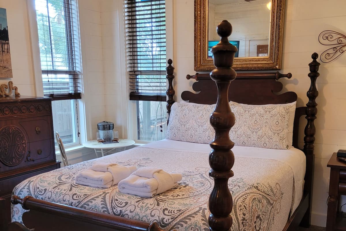 Standard Single Room, 1 Bedroom, Non Smoking (Little Annie Suite) | 1 bedroom, individually decorated, iron/ironing board, free WiFi