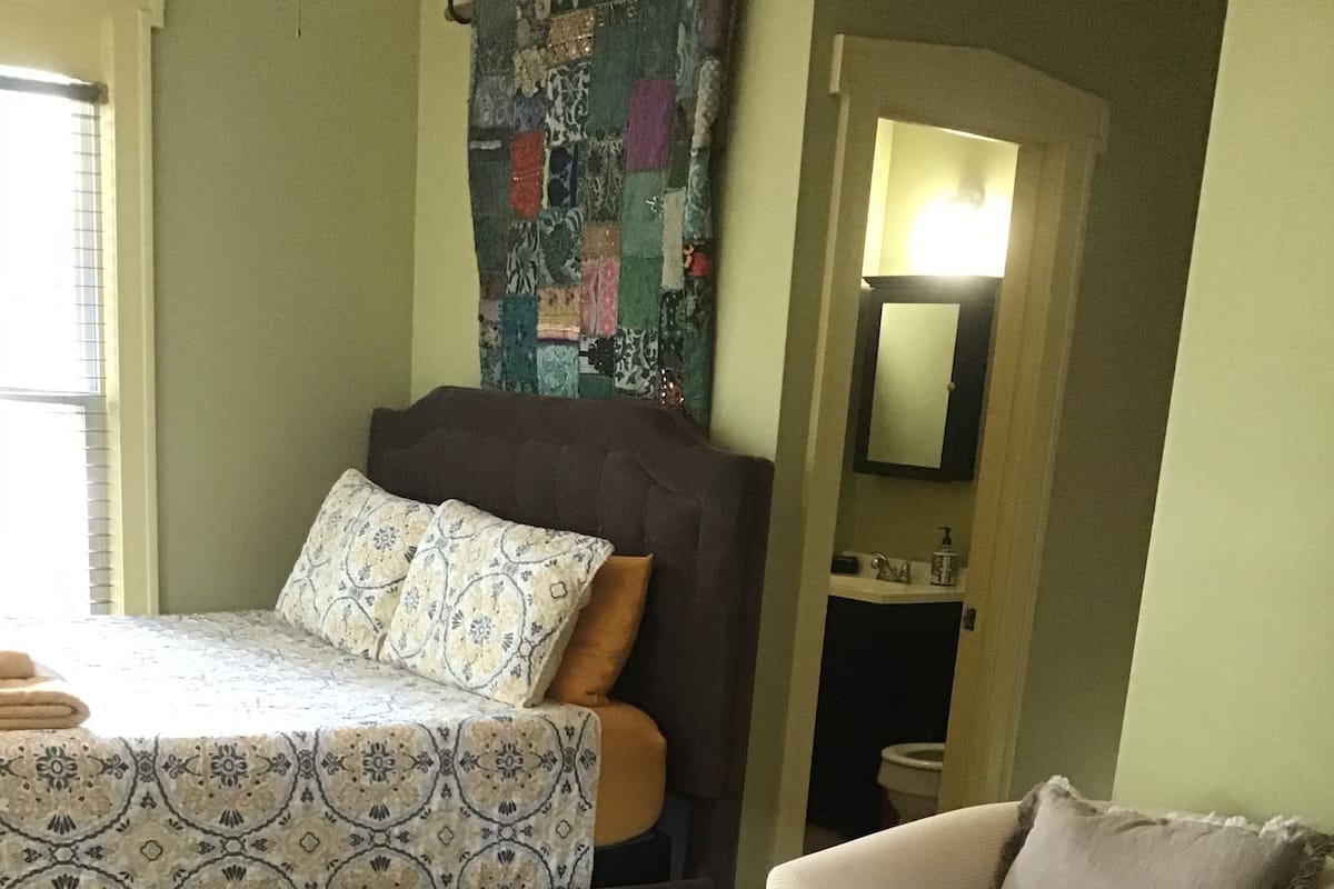 Standard Suite, 1 Bedroom, Non Smoking (Prince Folly Suite) | 1 bedroom, individually decorated, iron/ironing board, free WiFi
