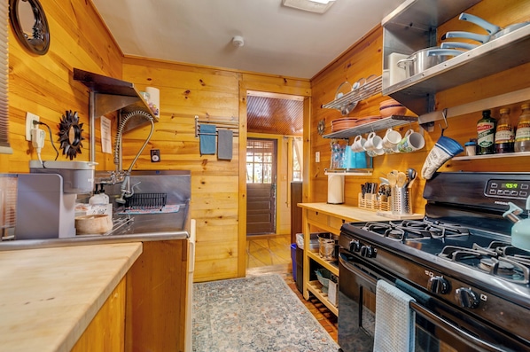 Standard Bungalow, 1 Bedroom, Non Smoking (Costa Rican Bungalow) | Private kitchen