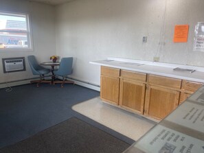 Lobby sitting area - Riverside Inn (Glendive)