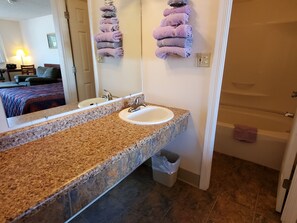 Room, 1 Queen Bed, Non Smoking | Bathroom | Combined shower/bathtub, free toiletries, hair dryer, towels - Riverside Inn (Glendive)