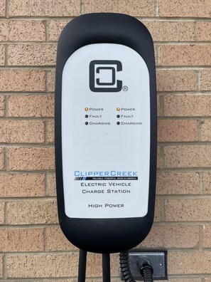 Electric vehicle charging station