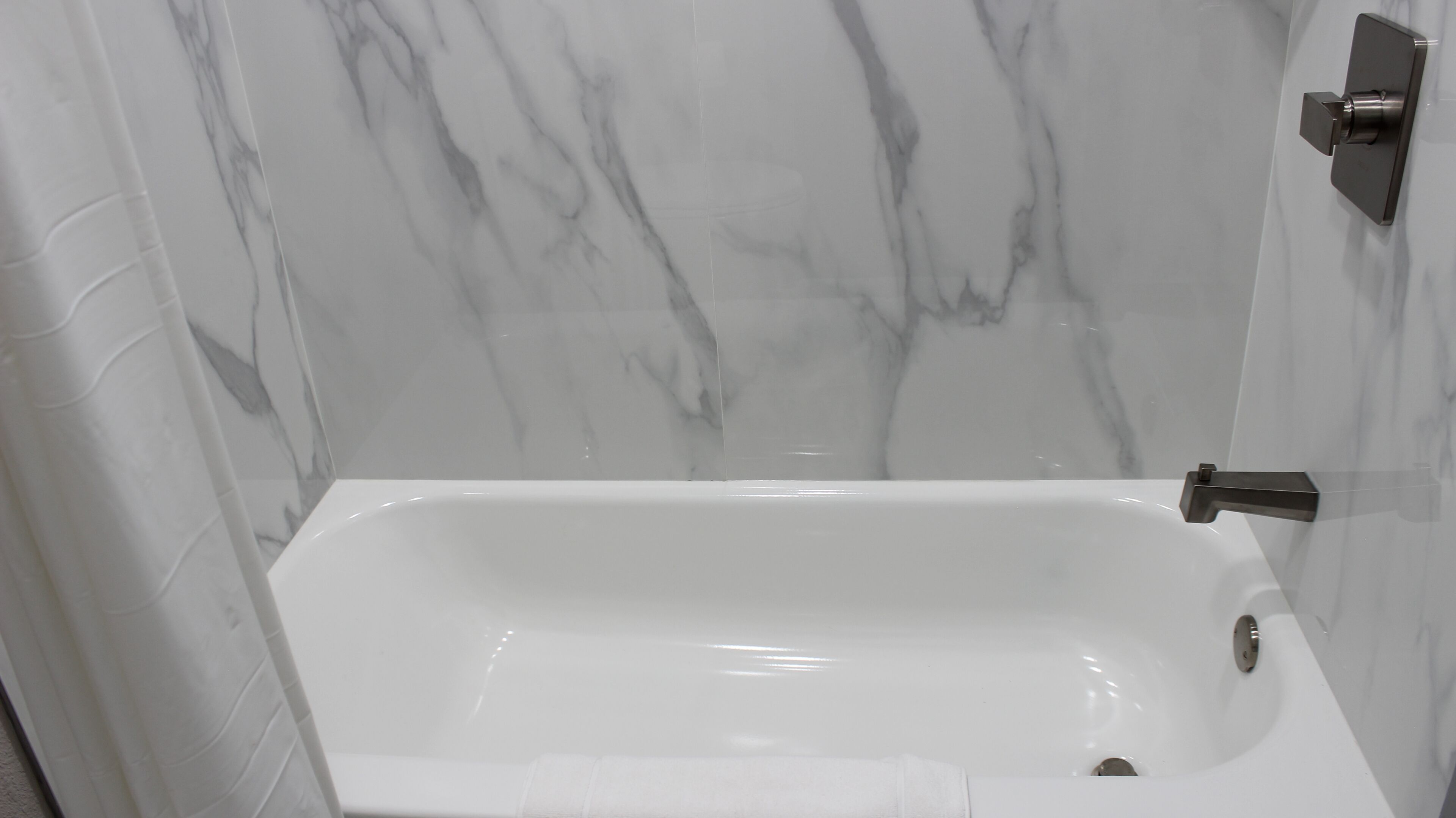 Ensemble baignoire-douche, pomme de douche hydromassante