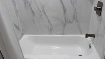 Ensemble baignoire-douche, pomme de douche hydromassante