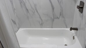 Duschwanne, Hydromassagedusche, Handtücher