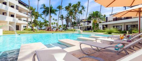 2 outdoor pools, pool loungers